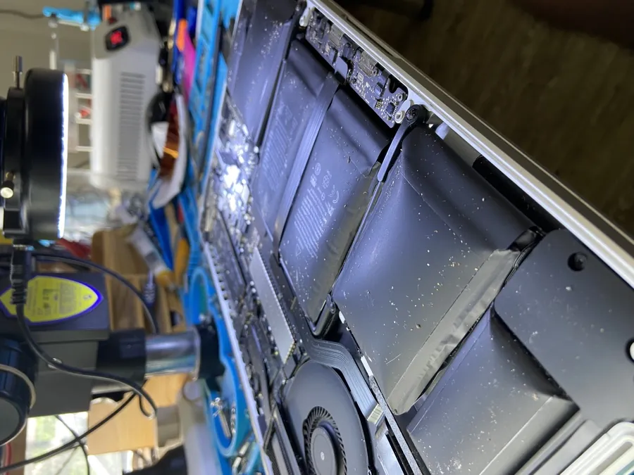MacBook desarmada con la batería hinchada