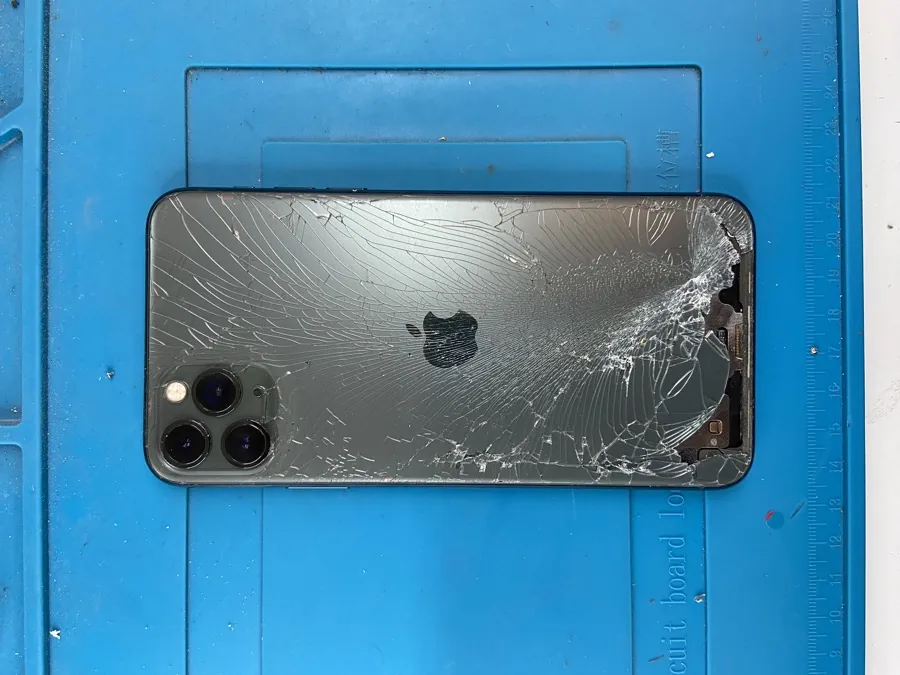 iPhone con la tapa trasera destrozada