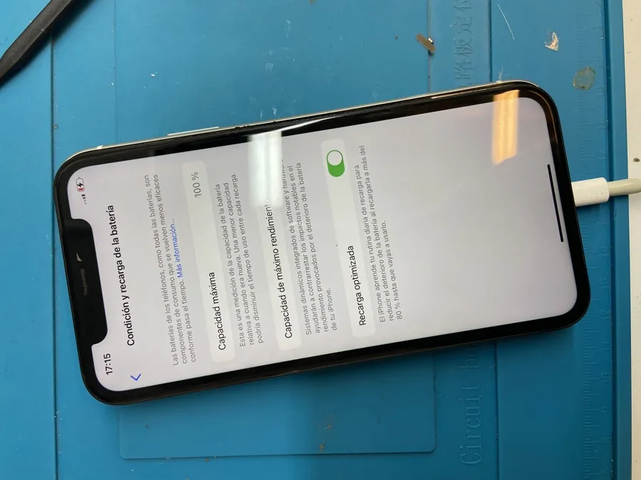 iPhone con la batería cambiada marcando el 100% de carga